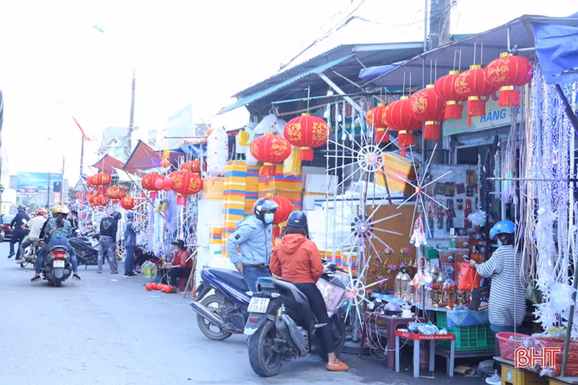 Phụ kiện trang trí tết đa dạng, người tiêu dùng Hà Tĩnh thỏa sức lựa chọn