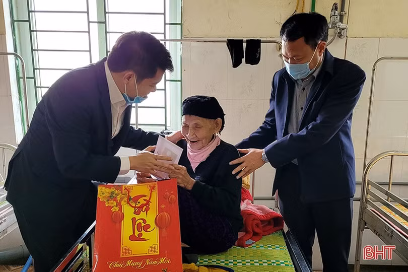 Chủ tịch Ủy ban MTTQ Hà Tĩnh thăm hỏi người có công, đối tượng bảo trợ xã hội
