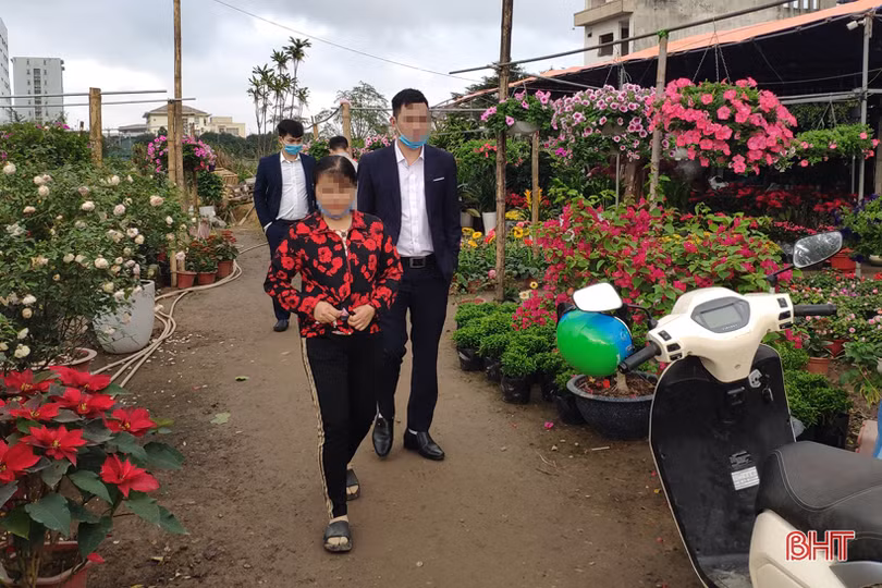 Đi “chợ” cây cảnh, nhiều người dân Hà Tĩnh vẫn không đeo khẩu trang