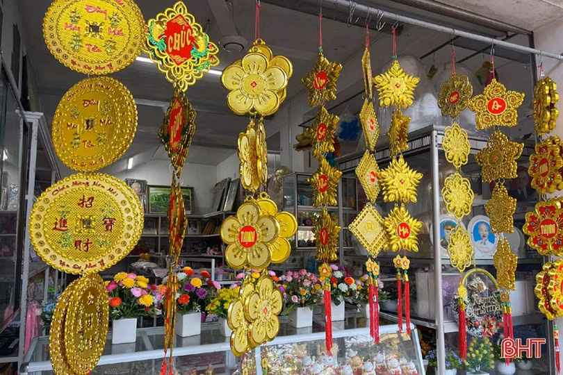 Phụ kiện trang trí tết đa dạng, người tiêu dùng Hà Tĩnh thỏa sức lựa chọn
