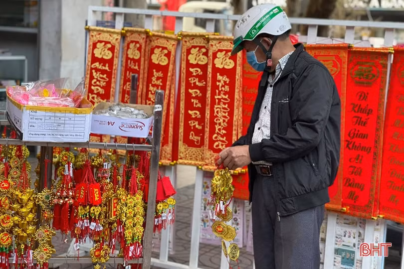 Phụ kiện trang trí tết đa dạng, người tiêu dùng Hà Tĩnh thỏa sức lựa chọn