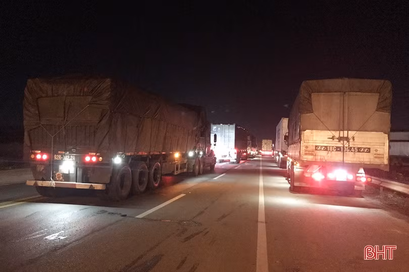 Tai nạn liên hoàn, tắc đường nhiều km trên QL 1A tuyến tránh TP Hà Tĩnh