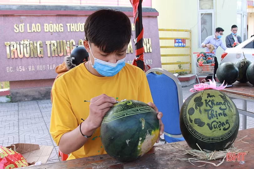 Chim bay phượng múa trên trái cây ngày tết ở Hà Tĩnh