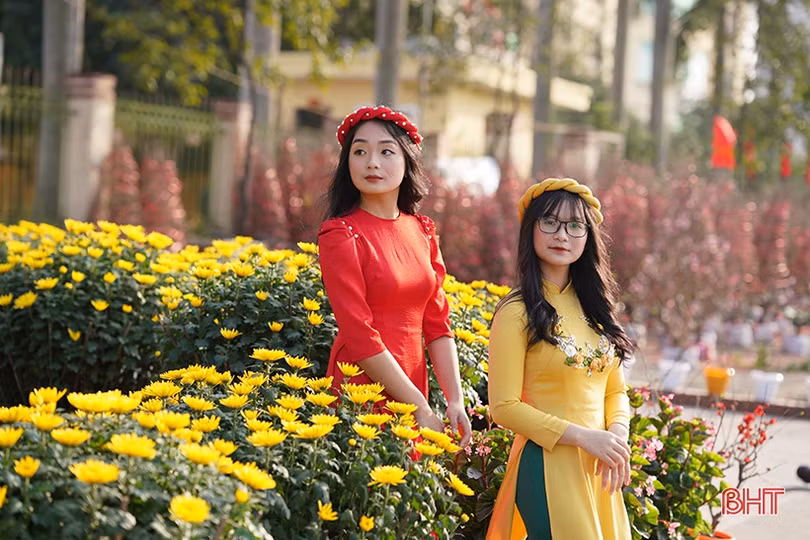 Sắc xuân rực rỡ Thành Sen