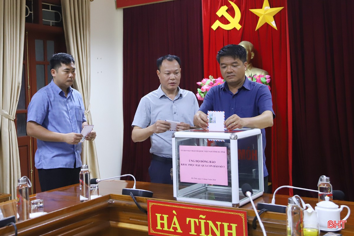 Lãnh đạo, cán bộ cơ quan Ủy ban MTTQ tỉnh quyên góp, ủng hộ.