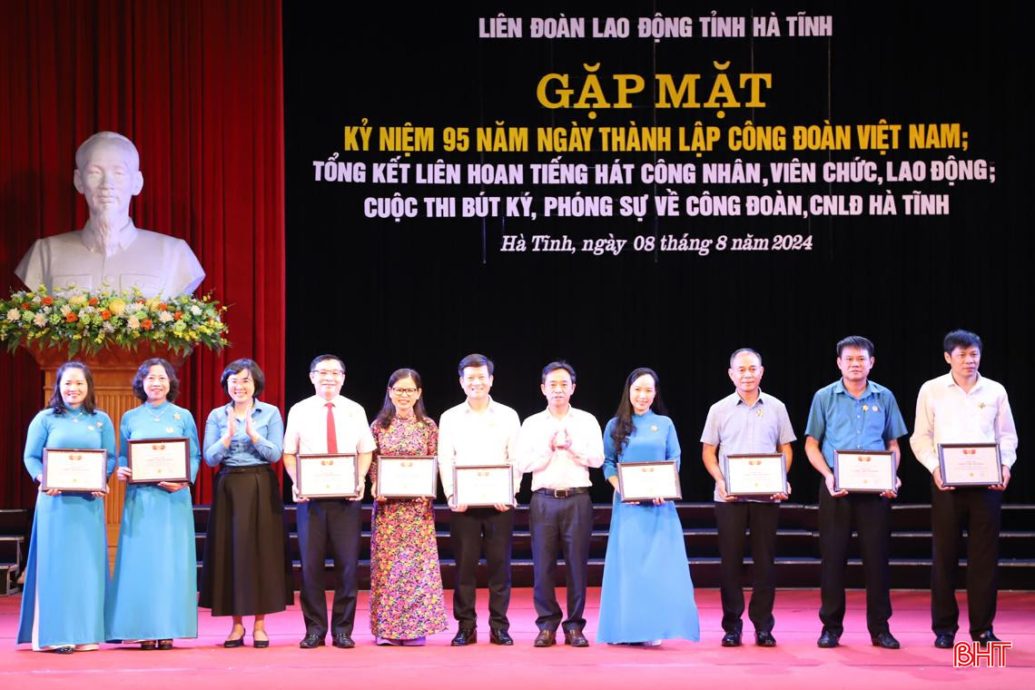 Tại buổi lễ, 25 cán bộ, đoàn viên có nhiều đóng góp cho hoạt động công đoàn và phong trào công nhân, lao động vinh dự được nhận kỷ niệm chương "Vì sự nghiệp xây dựng tổ chức công đoàn" của Tổng LĐLĐ Việt Nam. Trong ảnh: Phó Bí thư Thường trực Tỉnh ủy Trần Thế Dũng, Trưởng ban Tuyên giáo Tổng LĐLĐ Việt Nam Vũ Thị Giáng Hương trao kỷ niệm chương cho các cá nhân.