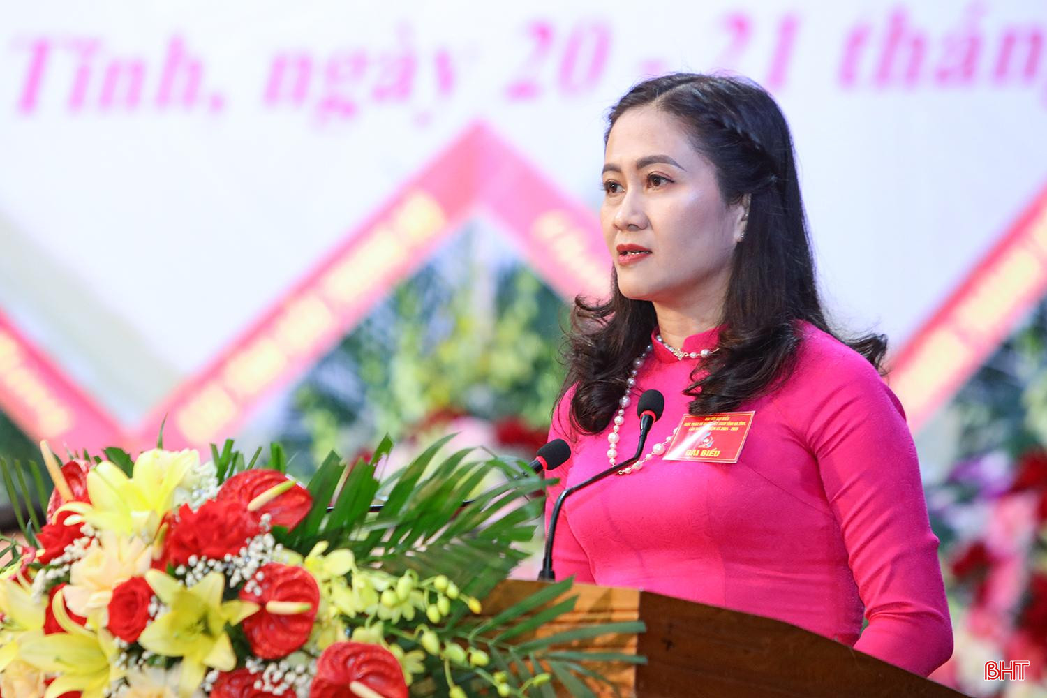 Phó Chủ tịch Ủy ban MTTQ tỉnh Phạm Thị Thu Hà báo cáo kết quả phiên làm việc thứ nhất của đại hội.