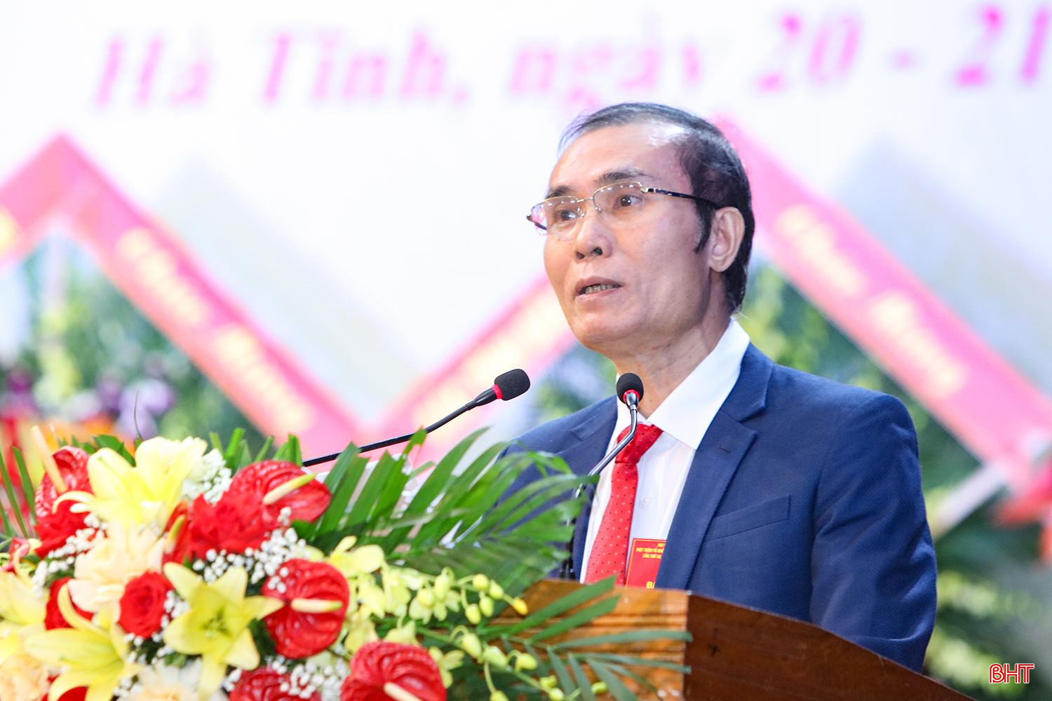 Ông Lê Văn Dũng - Chủ tịch Uỷ ban Đoàn kết Công giáo tỉnh tham luận về "Công tác tuyên truyền, vận động đồng bào Công giáo sống tốt đời, đẹp đạo, xây dựng xứ đạo bình yên, gia đình văn hoá". Trong đó nhấn mạnh: "Với vai trò là tổ chức xã hội, đại diện cho phong trào yêu nước của người Công giáo, thành viên của MTTQ, Ủy ban Đoàn kết Công giáo tỉnh sẽ không ngừng phát huy vai trò của mình nhằm tập hợp mọi người Công giáo cùng toàn dân tham gia xây dựng và bảo vệ Tổ quốc, giữ vững độc lập dân tộc và toàn vẹn lãnh thổ; tích cực đấu tranh với các âm mưu gây chia rẽ khối đại đoàn kết toàn dân, kịp thời phản ánh những tâm tư, nguyện vọng chính đáng của bà con giáo dân với các cấp chính quyền, MTTQ; bảo vệ hòa bình, dân chủ và tiến bộ xã hội".