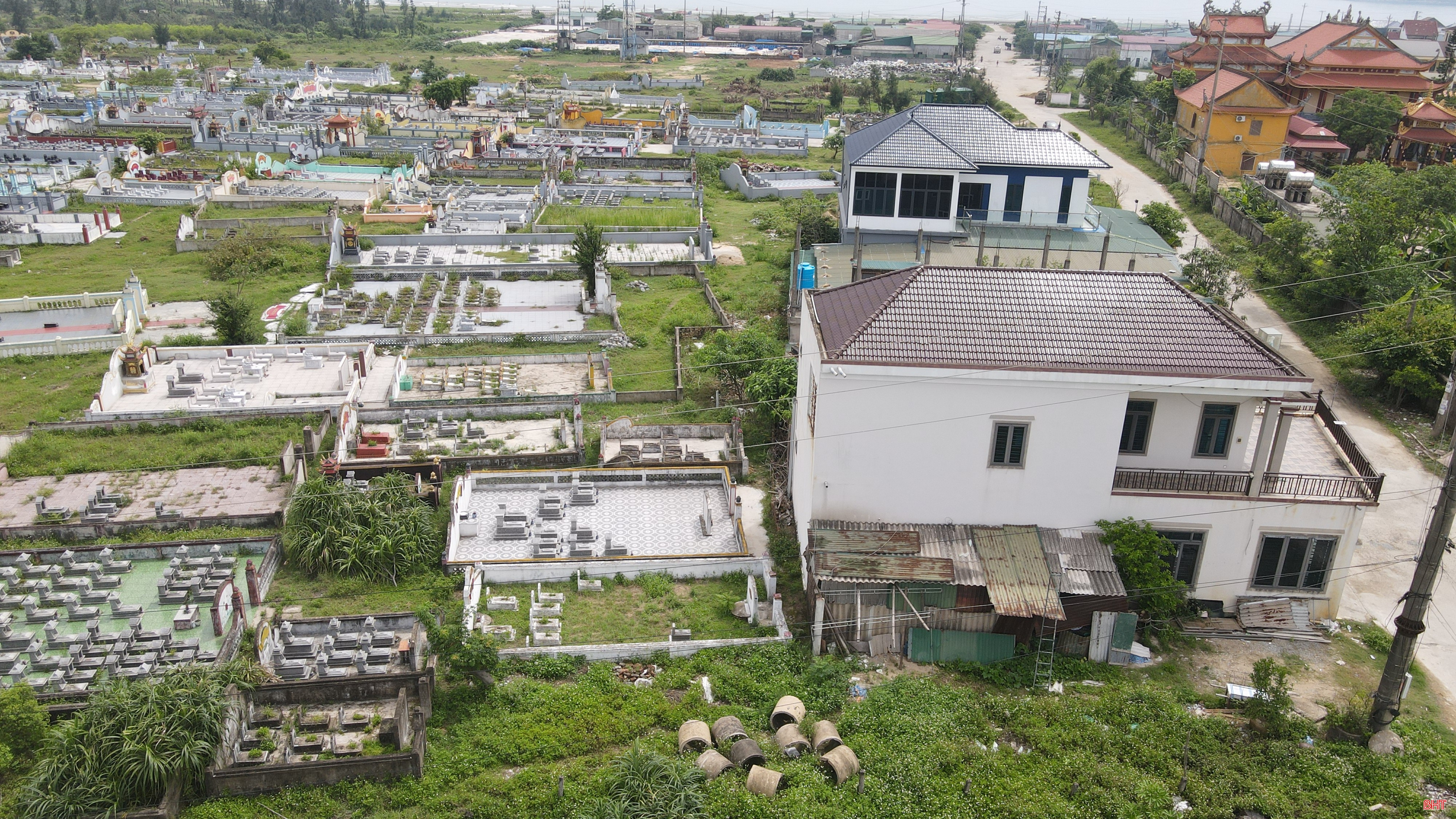 Nghĩa trang Bằng Sơn chỉ cách khu dân cư ở xã Lộc Hà chưa tới 10m.