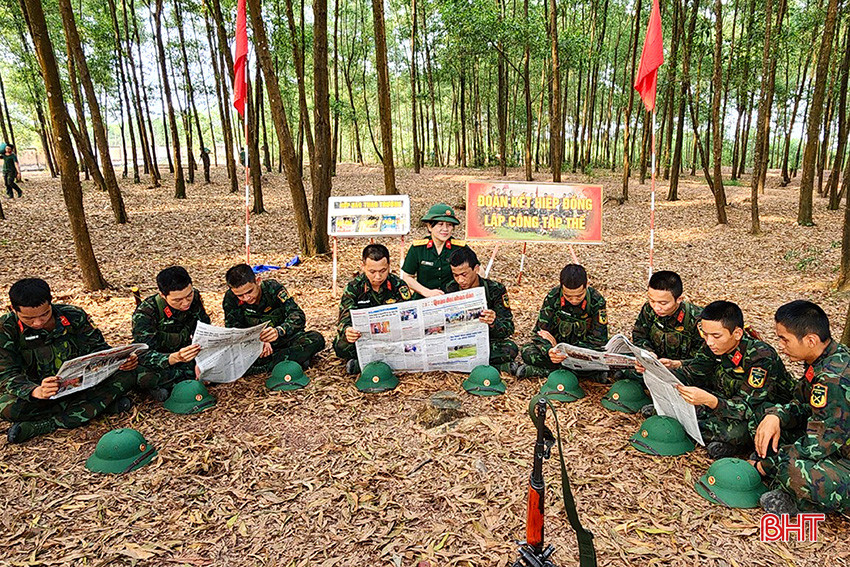 Phát huy hiệu quả hộp báo thao trường, sau giờ luyện tập vất vả, cán bộ, chiến sĩ Đại đội 5, Tiểu đoàn 2 lại quây quần bên nhau để thư giãn bên những trang sách, báo.