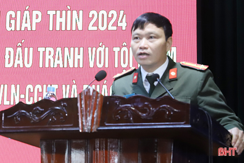 Thượng tá Phạm Thanh Trâm - Ủy viên BTV Đảng ủy, Trưởng phòng Tham mưu báo cáo kết quả đợt cao điểm.JPG