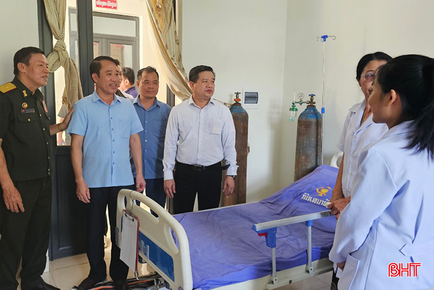 Lãnh đạo bộ CHQS hai tỉnh động viên đội ngũ y bác sỹ tại bệnh xá.