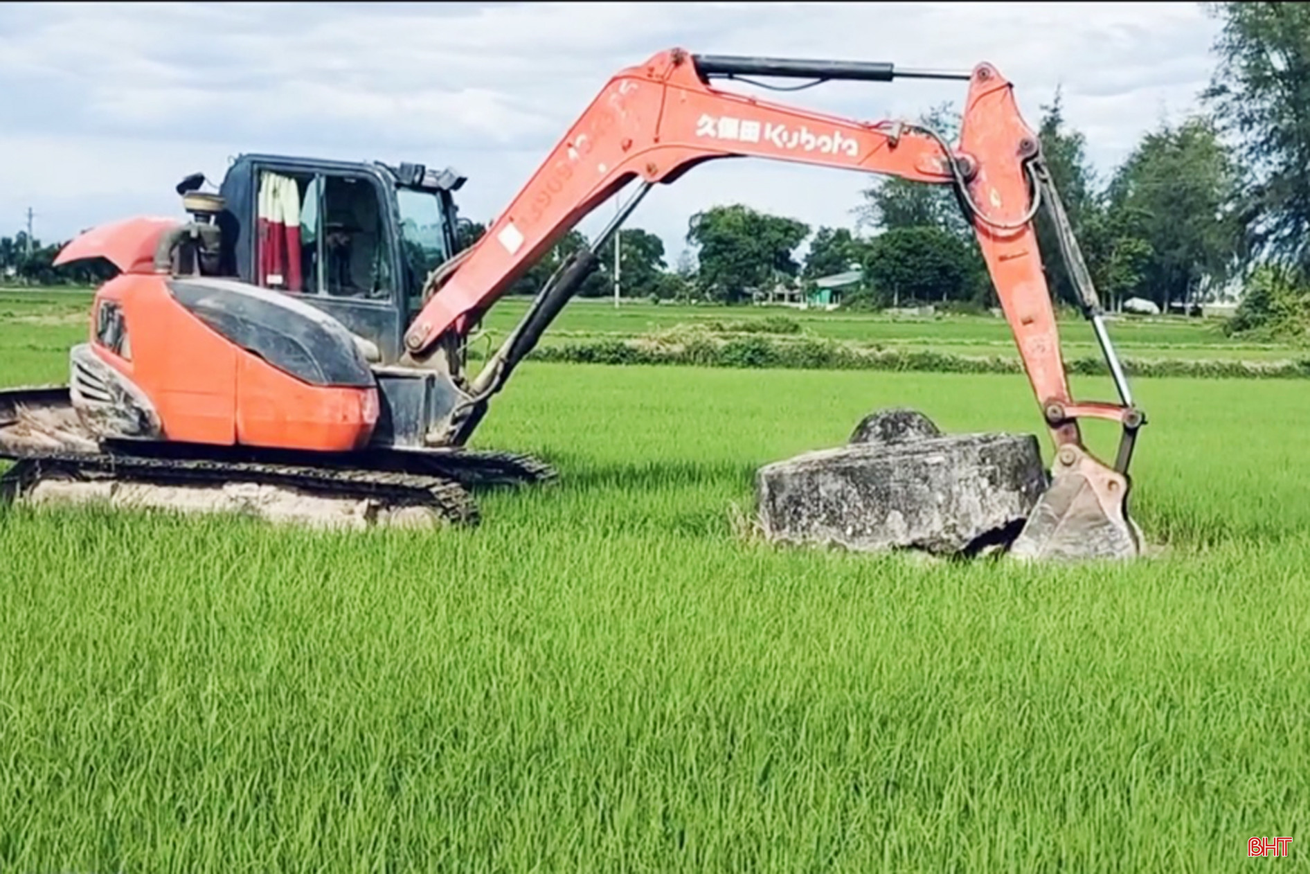 cất bốc mồ mả trên các cánh đồng về nghĩa trang.jpg