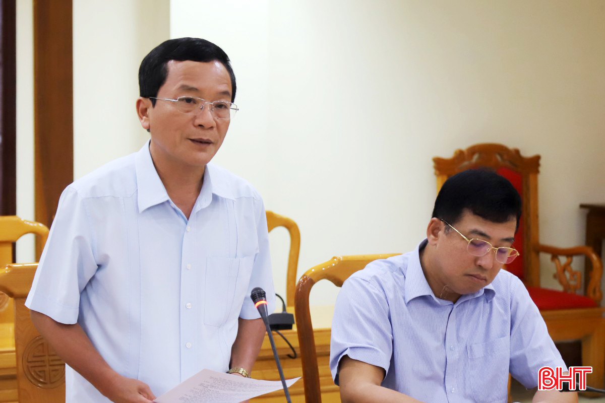 Phó Chủ tịch HĐND tỉnh Trần Văn Kỳ báo cáo công tác chuẩn bị kỳ họp.
