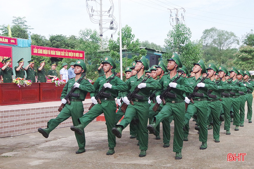 Duyệt đội ngũ trong lễ tuyên thệ.