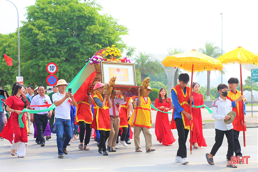 Lễ rước bằng xếp hạng di tích.