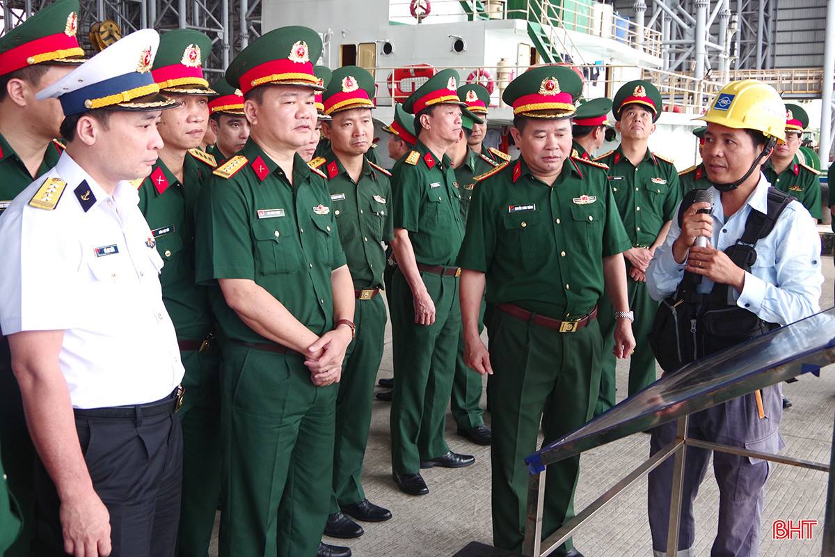 ... và tham quan, trải nghiệm thực tế tại Ban Chỉ huy Đồn Biên phòng cửa khẩu Cảng Vũng Áng - Sơn Dương, Công ty TNHH Gang thép Hưng Nghiệp Formosa và Cảng Vũng Áng - Sơn Dương (thị xã Kỳ Anh).