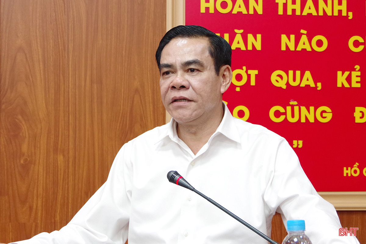 Chủ tịch UBND tỉnh Võ Trọng Hải trao đổi với cán bộ, giảng viên, học viên Học viện Quốc phòng.