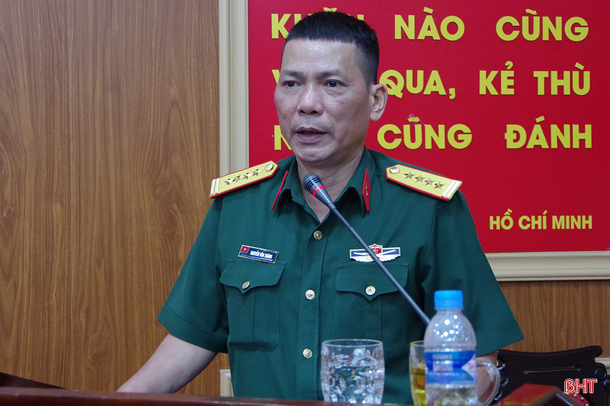 Đại tá, TS Nguyễn Văn Thành - Phó Cục trưởng Cục Huấn luyện - Đào tạo (Học viện Quốc phòng) trao đổi kinh nghiệm về nhiệm vụ QP-QS địa phương làm cơ sở đổi mới nội dung, chương trình đào tạo tại Học viện Quốc phòng.