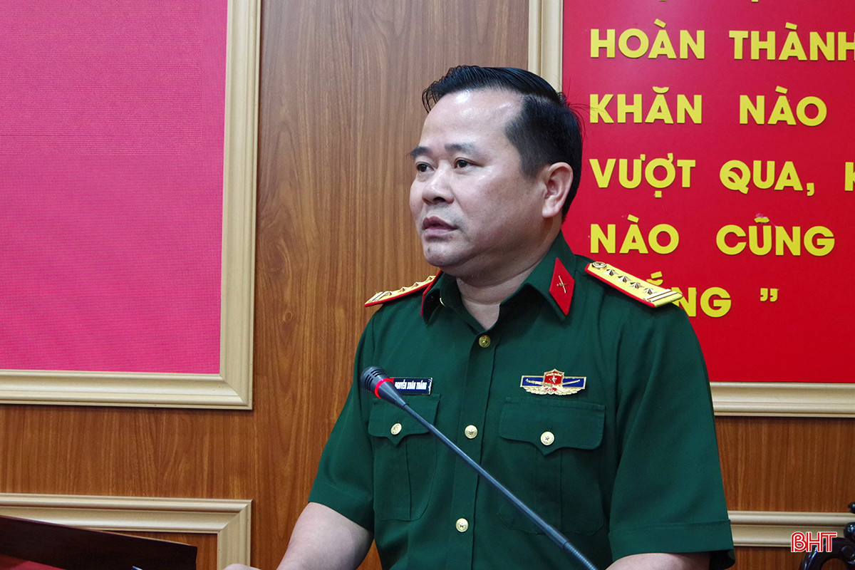Đại tá Nguyễn Xuân Thắng - Chỉ huy trưởng Bộ CHQS tỉnh trao đổi thêm về một số kinh nghiệm trong thực hiện nhiệm vụ QS-QP gắn với phát triển kinh tế - xã hội của tỉnh Hà Tĩnh.