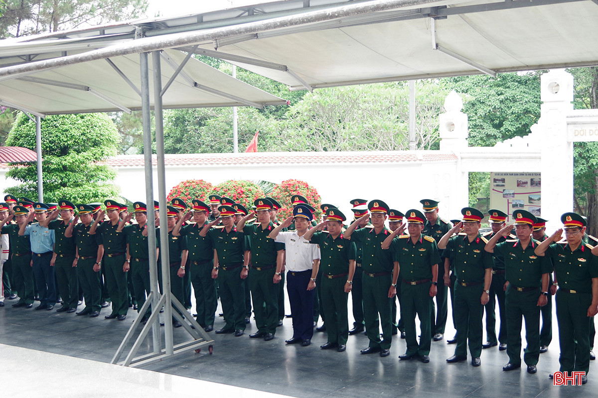 Dịp này, đoàn cán bộ, giảng viên, học viên Học viện Quốc phòng đã đến dâng hoa, dâng hương tại Khu di tích Ngã ba Đồng Lộc...