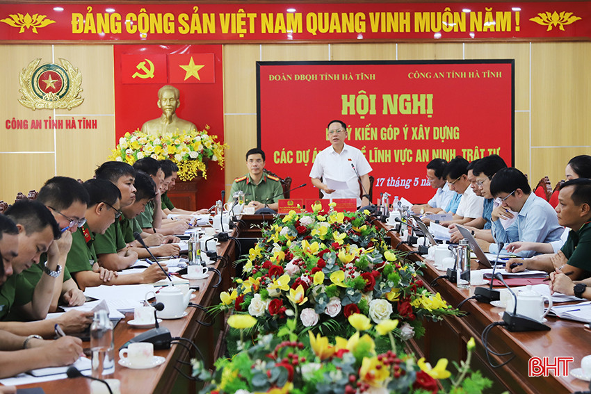 Đại tá Nguyễn Hồng Phong - Giám đốc Công an tỉnh và Phó Trưởng đoàn chuyên trách Đoàn ĐBQH tỉnh chủ trì hội nghị.