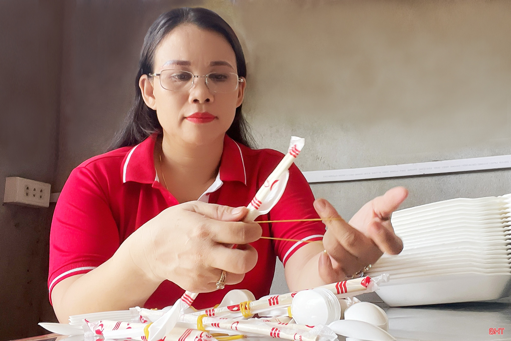 Chị Hương trong một lần chuẩn bị lên đường mang cơm cho bệnh nhân nghèo.