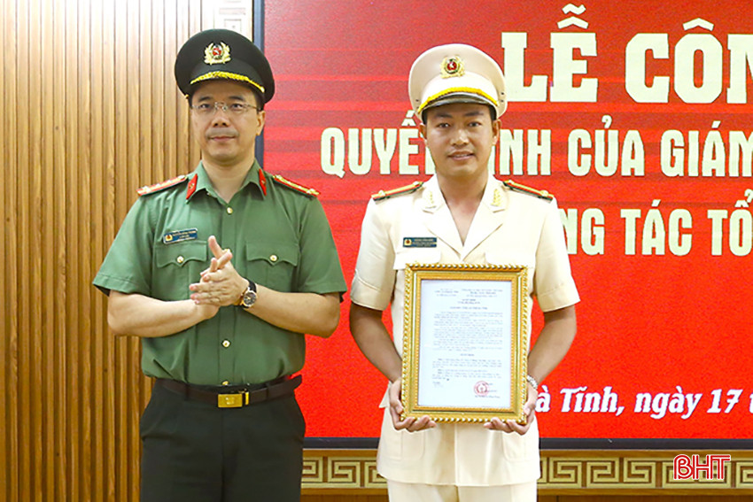 Đại tá Nguyễn Hồng Phong - Giám đốc Công an tỉnh trao quyết định cho Trung tá Đặng Văn Đức.
