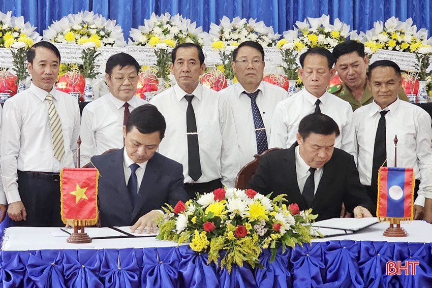Ban Chỉ đạo 515 tỉnh Hà Tĩnh và Ban Công tác đặc biệt tỉnh Bolikhămxay ký kết biên bản bàn giao hài cốt liệt sĩ.