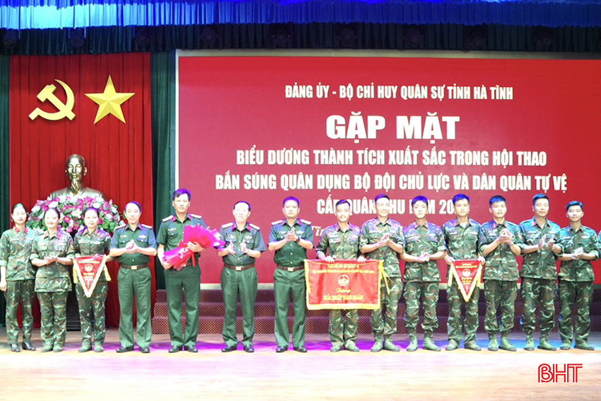 Lãnh đạo Bộ CHQS tỉnh tặng hoa chúc mừng các vận động viên.