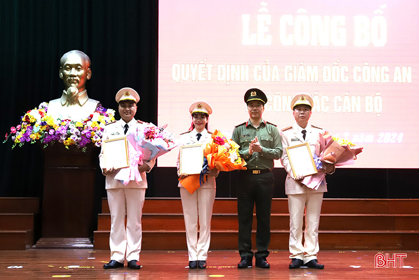 Đại tá Nguyễn Hồng Phong - Giám đốc CAT trao quyết định cho các đồng chí được bổ nhiệm.JPG