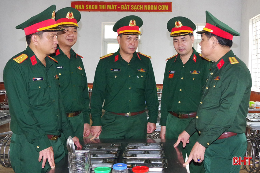 Đoàn kiểm tra công tác bảo đảm an toàn vệ sinh nhà ăn, nhà bếp phục vụ đời sống bộ đội.