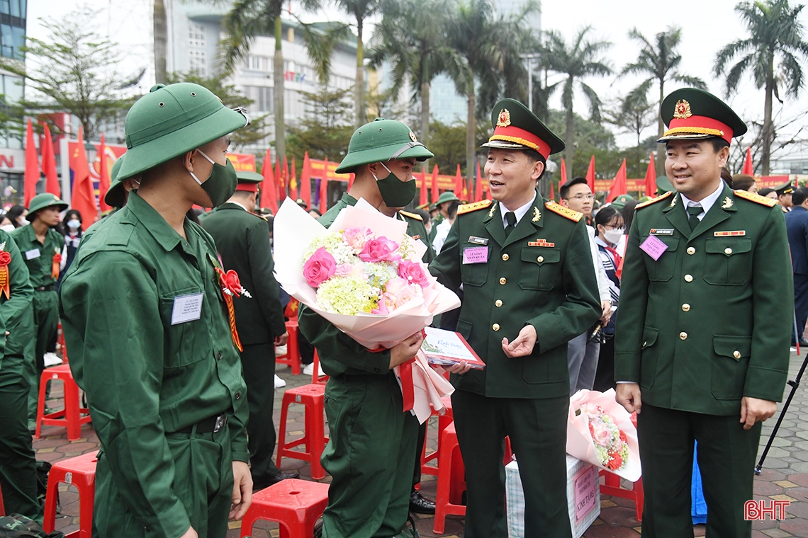 Bí thư Tỉnh ủy Hoàng Trung Dũng dự lễ giao quân tại TP Hà Tĩnh