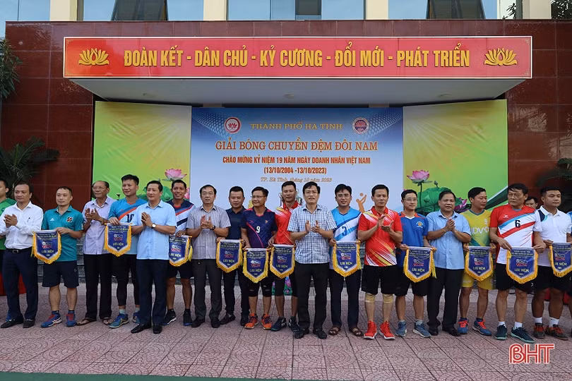 Hàng trăm VĐV tranh tài giải bóng chuyền các cơ quan, đơn vị