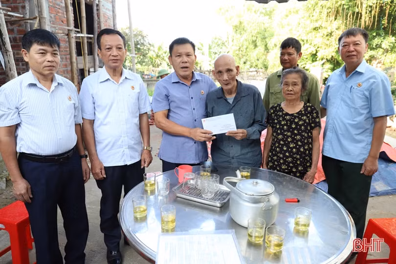 Bàn giao nhà tình nghĩa cho cựu chiến binh ở huyện Hương Sơn