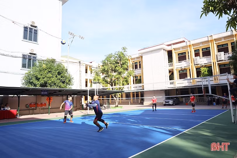 Hàng trăm VĐV tranh tài giải bóng chuyền các cơ quan, đơn vị