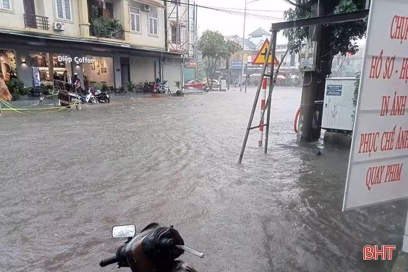 CSGT cảnh báo không di chuyển vào các tuyến đường ngập nước