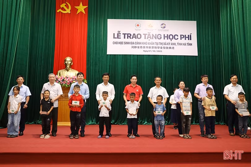 Trao 143 suất học bổng cho học sinh thị xã Kỳ Anh