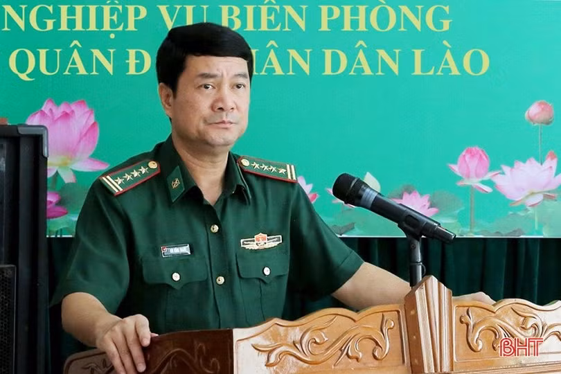 Giúp cán bộ quân đội Bolikhămxay nâng cao nghiệp vụ biên phòng