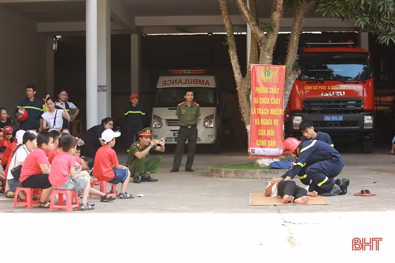 Người dân Hà Tĩnh trải nghiệm thực hành kỹ năng phòng cháy