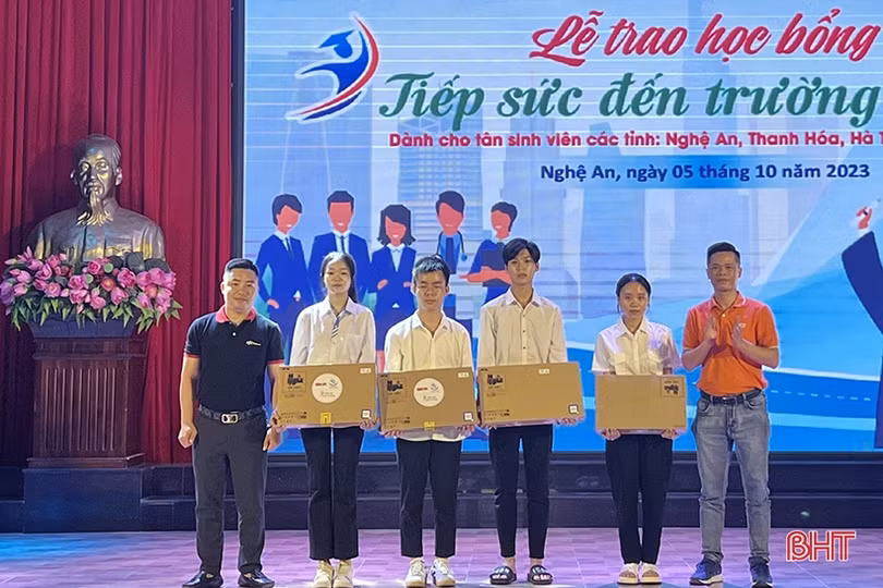 20 tân sinh viên Hà Tĩnh được nhận học bổng “Tiếp sức đến trường”
