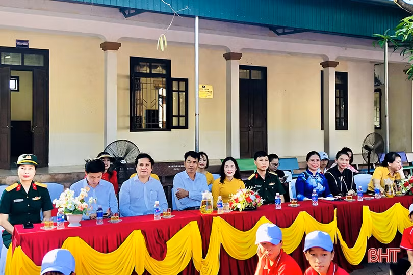 Trao tặng bộ sưu tập ảnh san hô cho các trường ven biển ở Hà Tĩnh