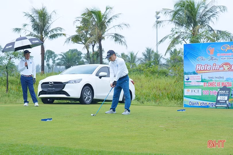 Giải Golf Hội Doanh nghiệp Đức Thọ huy động 1,15 tỷ đồng hỗ trợ học sinh nghèo