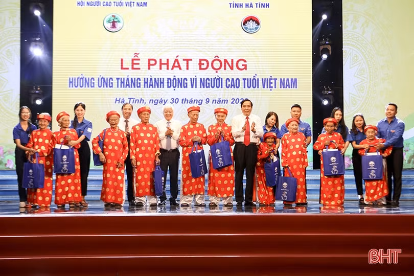 Người cao tuổi Hà Tĩnh phấn khởi trước thông tin tuổi hưởng trợ cấp hưu trí giảm xuống 75