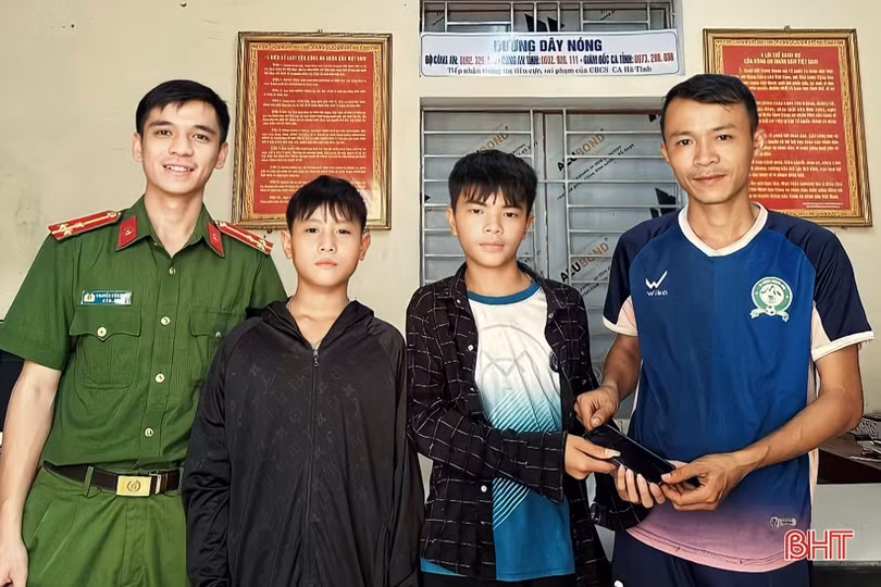 Nhặt được iPhone, 2 học sinh nhờ công an tìm người trả lại