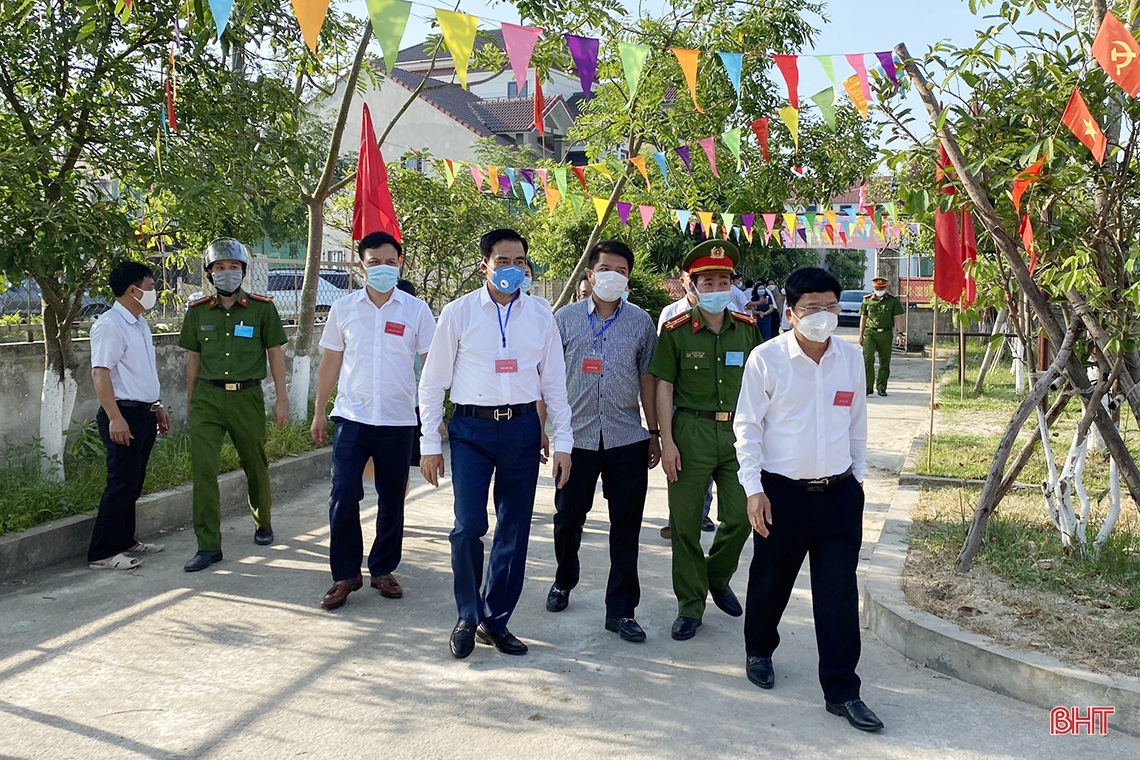 Lãnh đạo Hà Tĩnh kiểm tra công tác bầu cử, động viên cử tri tại các khu vực bỏ phiếu