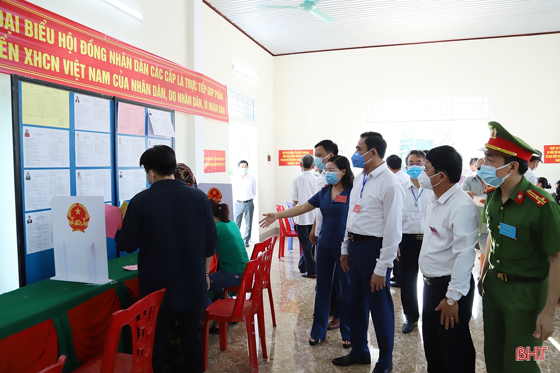 Lãnh đạo Hà Tĩnh kiểm tra công tác bầu cử, động viên cử tri tại các khu vực bỏ phiếu