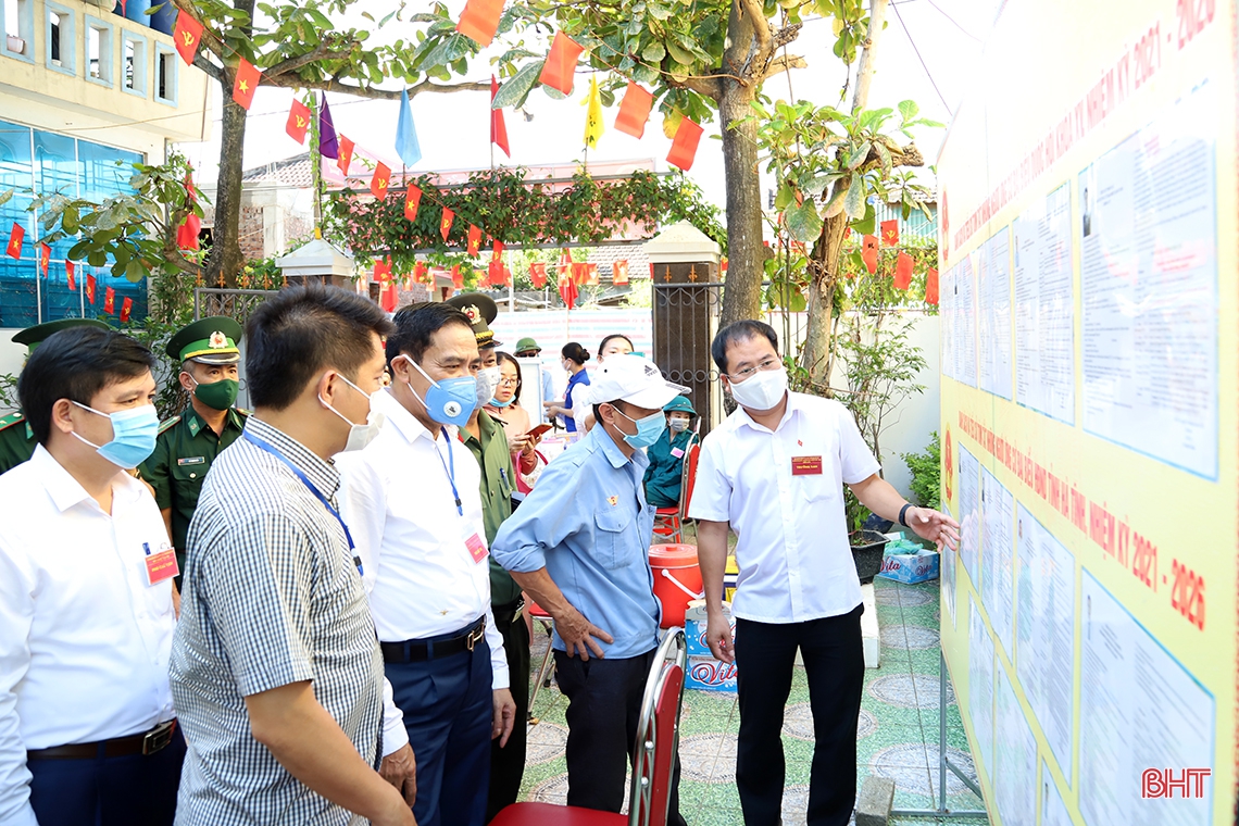 Lãnh đạo Hà Tĩnh kiểm tra công tác bầu cử, động viên cử tri tại các khu vực bỏ phiếu