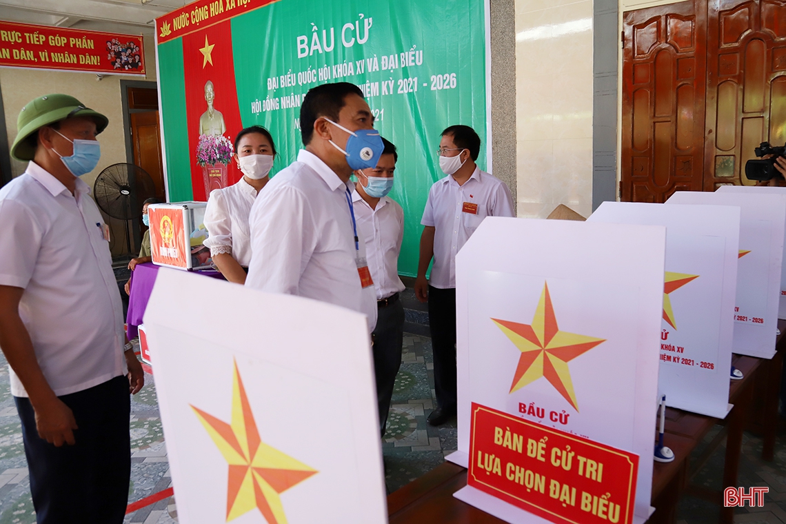 Lãnh đạo Hà Tĩnh kiểm tra công tác bầu cử, động viên cử tri tại các khu vực bỏ phiếu