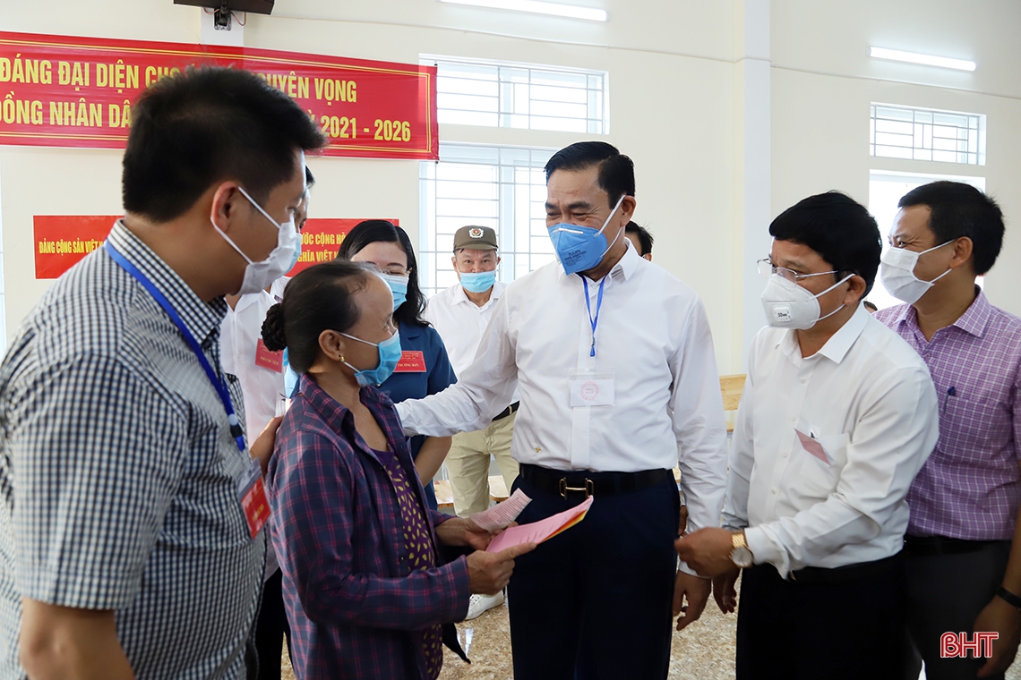 Lãnh đạo Hà Tĩnh kiểm tra công tác bầu cử, động viên cử tri tại các khu vực bỏ phiếu